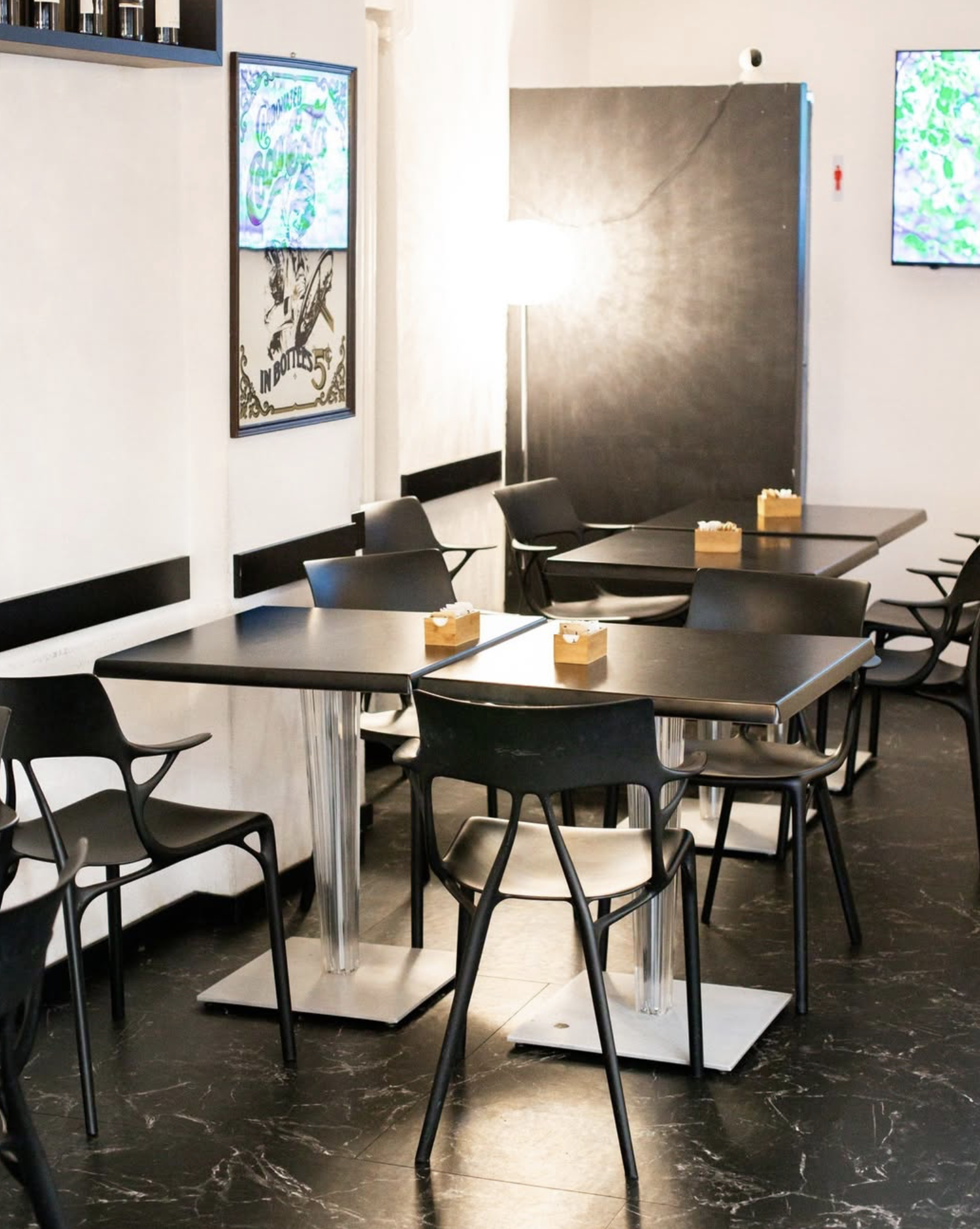 Interni eleganti e accoglienti dell'Odeon Cafe