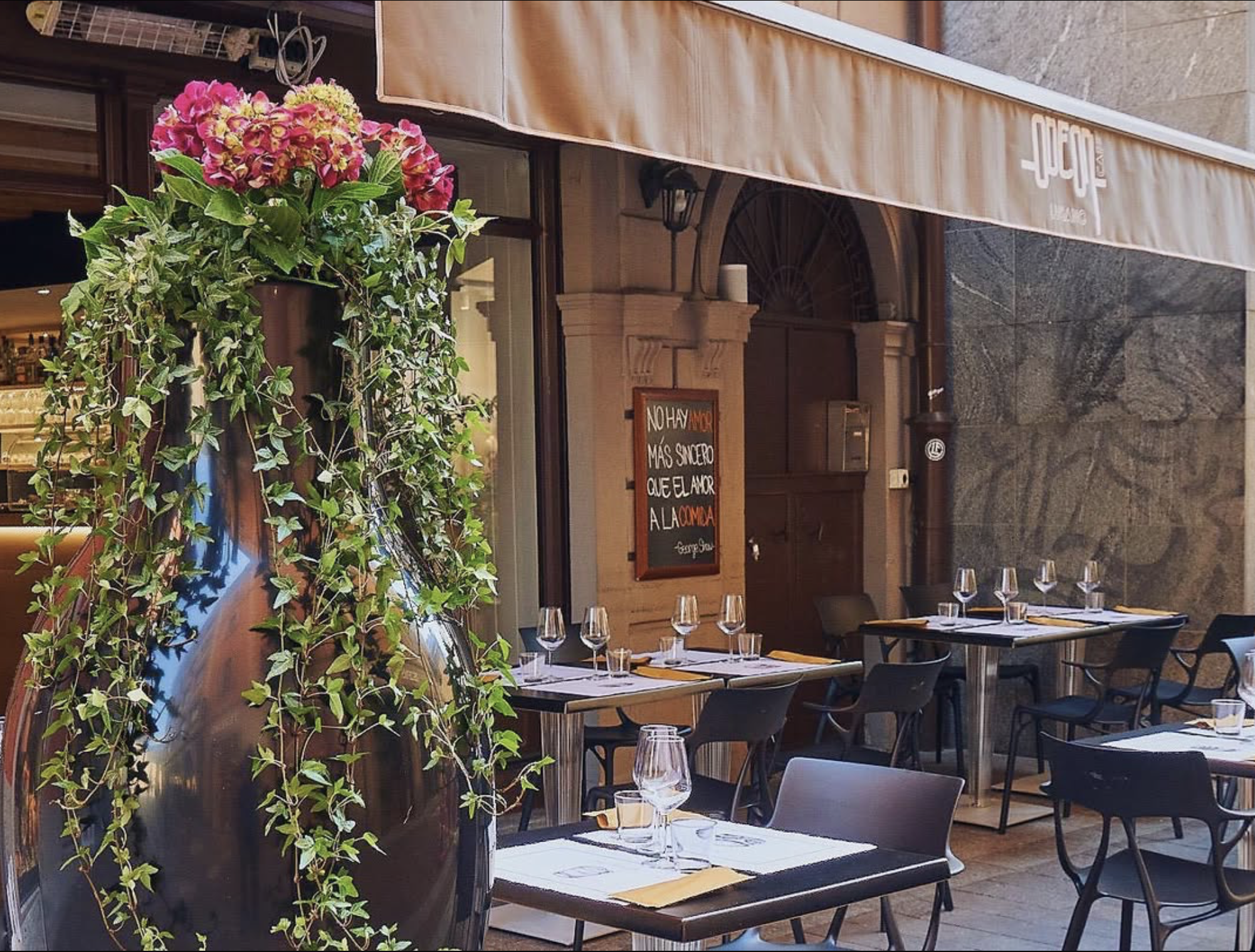 Vista esterna del Ristorante Odeon sulla strada di Lugano